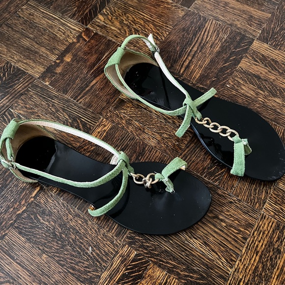 Green sandals with gold chain accents - Picture 4 of 6